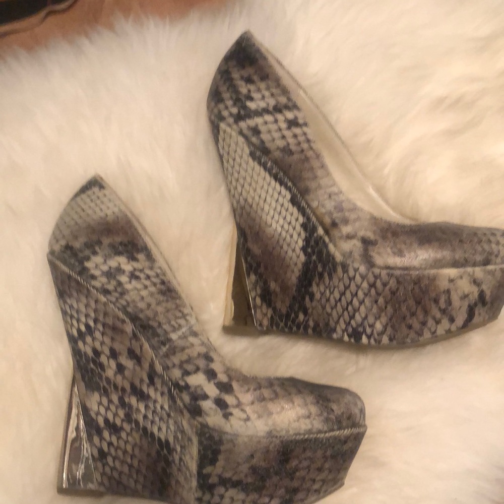 Sssstunning faux snake skin sky high wedges🔥